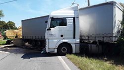 Střet traktoru a nákladního vozidla u Bystřice nad Pernštejnem se obešel bez zranění