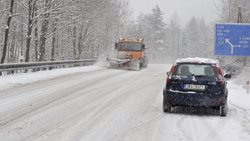 Sníh stále trápí řidiče v Pardubickém kraji