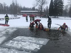 VIDEO-FOTOGALERIE Vyžlovský rybník byl v obležení středočeských hasičů