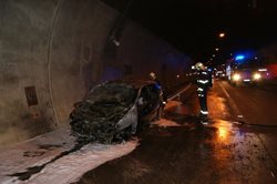 Požár osobního vozu v tunelu Panenská na dálnici D8