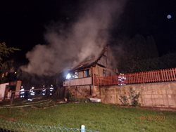 Noční požár chalupy v Dolní Brusnici si vyžádal jednu oběť