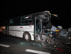 Střet kamionu a autobusu na Kolínsku bez vážnějších následků