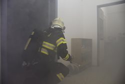 VIDEO: Jak hasiči cvičí v klecovém polygonu s umělým kouřem?