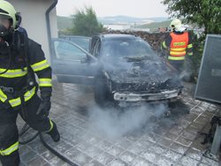 Plameny zničily zaparkovaný osobní automobil u rodinného domu.
