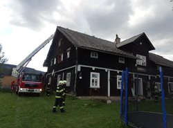 Při požáru v Orlickém Záhoří spolupracovali čeští hasiči s jednotkou z Polska