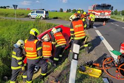 Při nehodě dvou osobních vozidel v Dolních Životicích museli hasiči odstřihnout dveře