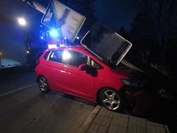 Osobní automobil přerazil ve Zlíně betonový sloup