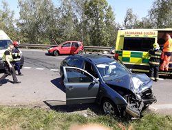 Dopravní nehoda dvou osobních aut u Mostu