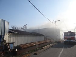 Požár střechy haly Ostravských opraven a strojíren v Přívoze VIDEO/FOTOGALERIE