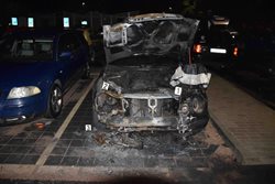 Na sídlišti v Polabinách v Pardubickém kraji hořelo auto