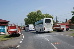 Při dopravní nehodě traktoru s autobusem  se zranilo devět dětí 