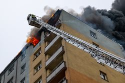 V Českém Těšíně hořel byt ve výškovém objektu, plameny se rozšířily i na střechu