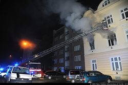  Požár v Praze 10 zničil v noci celý byt, hasiči zachránili 7 osob
