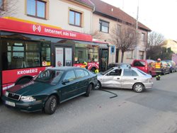 Trolejbus naboural sedm osobních automobilů. Cestující nebyli zraněni.
