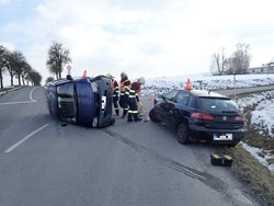 Nehoda dvou automobilů na Kroměřížsku. zablokovala silnici
