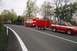Dopravní nehoda dodávky u obce Hradiště na Chomutovsku vjela do lesa a převrátila se na bok.