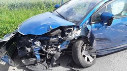 Na Třebíčsku se srazila dvě osobní vozidla, nehoda si vyžádala tři zraněné