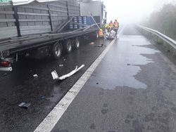 Dopravní nehoda tří kamiónů na dálnici D8