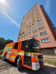 Při požáru bytu v Ostravě-Porubě hasiči zachránili tři osoby