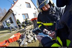 Ostravští hasiči zpevňovali prasklou štítovou zeď domku ve Václavovicích