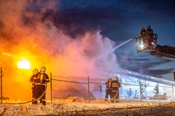 Požár haly v Sendražicích likvidovaly jednotky z druhého stupně požárního poplachu