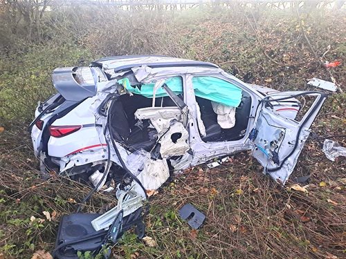 Auto narazilo do stromu a převrátilo se přes střechu. Zraněného muže transportoval vrtulník