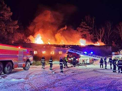 Rozsáhlý požár střechy opuštěného objektu zaměstnal desítky hasičů