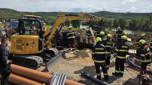 Muže ve výkopu zavalila zemina a potrubí. Hasiči ho vyprostili, do nemocnice letěl vrtulníkem
