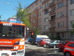 Při požáru bytu se zranila seniorka
