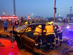 Tři osoby hasiči vyprostili u těžké dopravní nehody v Kroměříži