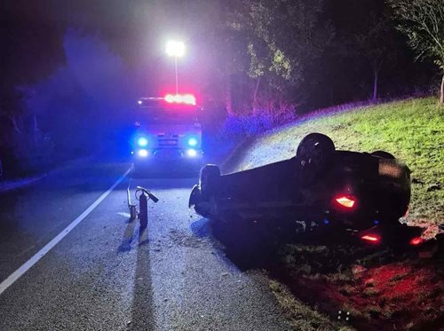 Noční nehoda skončila zraněním dvou lidí: Hasiči museli převracet havarované auto