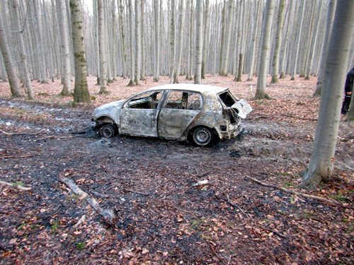 Osobní automobil v lese na Zlínsku kompletně zničily plameny.