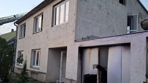 Devět jednotek hasičů bojovalo s rozsáhlým požárem rodinného domu. Škoda přesáhne milion korun
