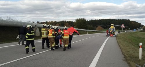 Srážka osobního vozu si vyžádala tři zraněné: zasahoval i vrtulník záchranářů