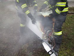Žhnoucí bojler museli hasiči demontovat a vynést před dům