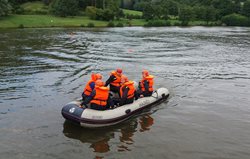 Hladinu vodní nádrže rozčeřily čluny hasičů