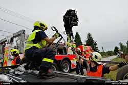 Vyprošťovací speciály moravskoslezských hasičů zasahovaly u dopravních nehod v Klimkovicích a Hrabové