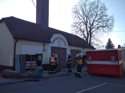 Řidič prorazil zeď a zastavil až uvnitř zbrojnice