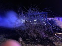 Požár malého skladu stavebního materiálu u rodinného domu