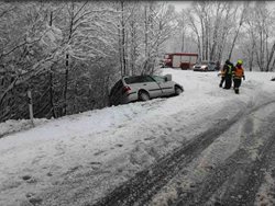 Sněhová nadílka zaměstnala o víkendu hasiče. Jedna z nehod skončila tragicky