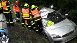 Auto skončilo po nehodě mimo silnici. Posádku museli hasiči vyprostit