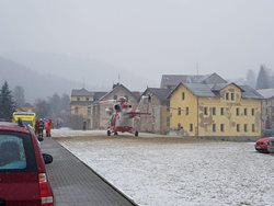 Při požáru na Sokolovsku v bytě se zranil jeden člověk Hasiči evakuovali obyvatele z patra nad požárem  