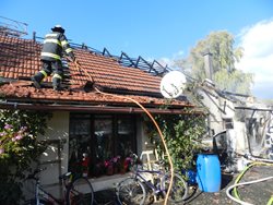 Požár rodinného domu na Nymbursku likvidovali hasiči ze dvou krajů