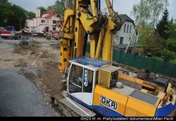 Požár elektrického vodiče v zemi způsobilo narušení stavebním vrtákem