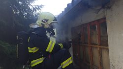 Díky hasicím hřebům stačilo na požár kůlny 1300 litrů vody