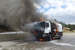 V opravovaném úseku dálnice D1 shořel zametací vůz