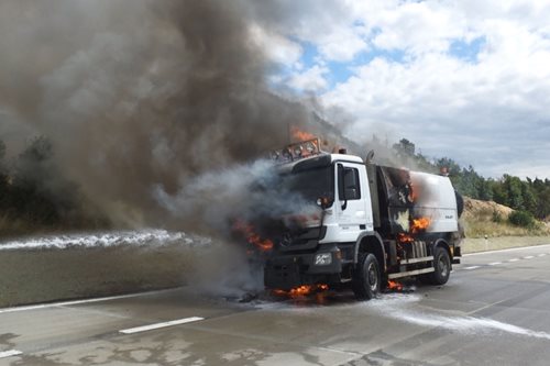 V opravovaném úseku dálnice D1 shořel zametací vůz