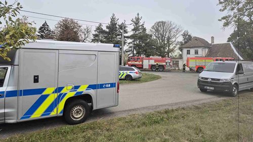 Po výbuchu domu našli policisté zbraně a množství střeliva. Druhý den začalo znovu hořet