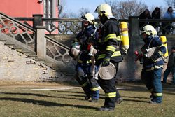 Při taktickém cvičení hasičů se ocitl Hrádek u Nechanic v plamenech