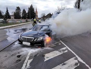 Mercedes v plamenech: Řidič jel po hlavní ulici, aniž by tušil, že hoří